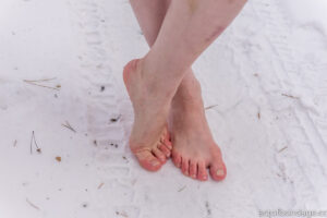 Katrin barefoot in snow